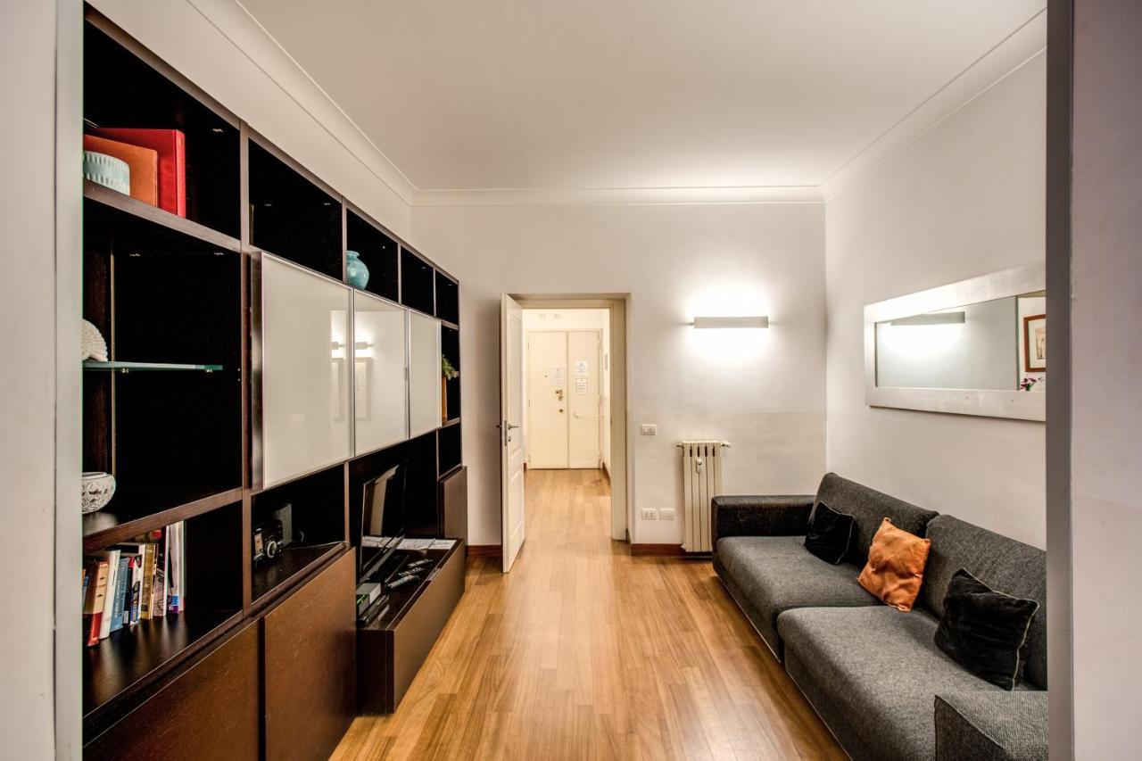 Appartement Bernini Near The Trevi Fountain - 4 Bedroom Rome