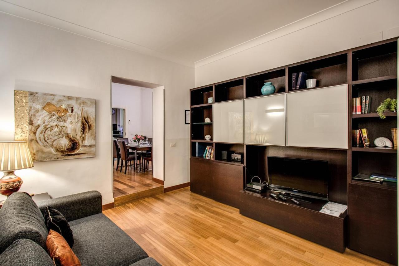 Bernini Near The Trevi Fountain - 4 Bedroom Appartement *
